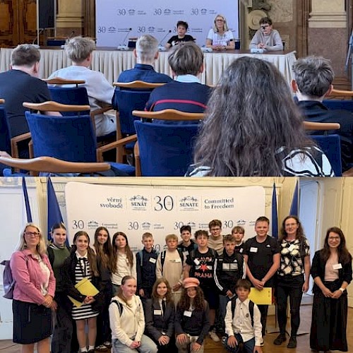 image 1 / Žáci studentského parlamentu ZŠ Skálova v Senátu
